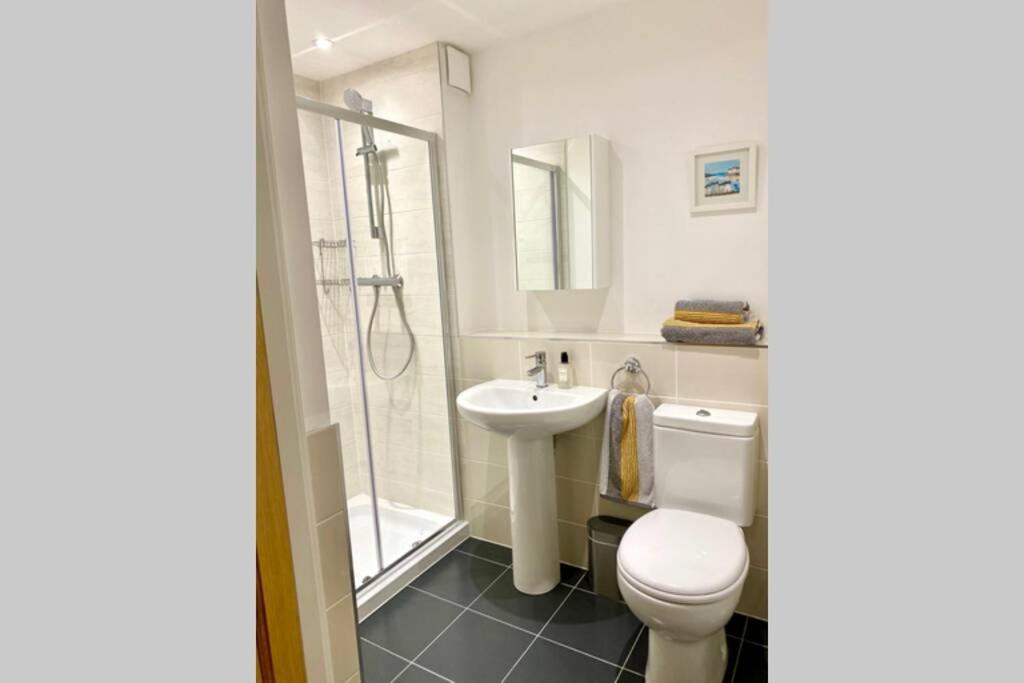 Beautiful 2 Bedroom, 2 Bathroom Flat With Parking. Питлохри Экстерьер фото