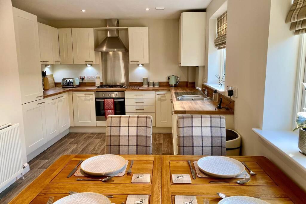 Beautiful 2 Bedroom, 2 Bathroom Flat With Parking. Питлохри Экстерьер фото