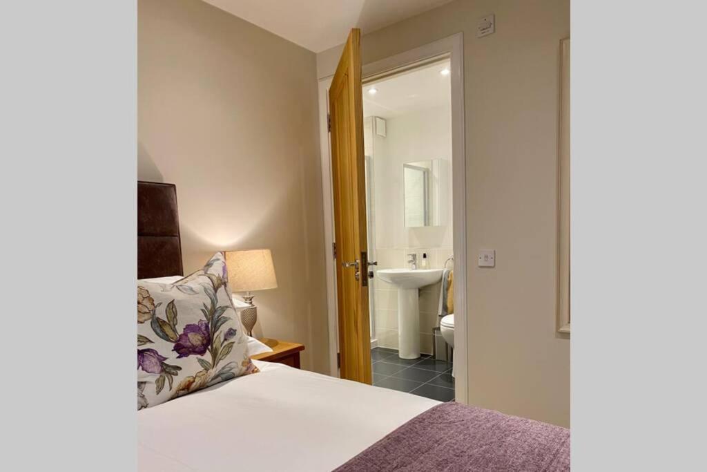Beautiful 2 Bedroom, 2 Bathroom Flat With Parking. Питлохри Экстерьер фото
