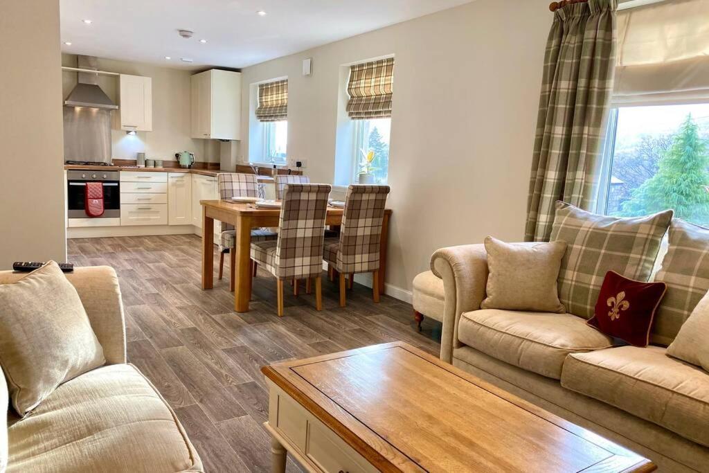 Beautiful 2 Bedroom, 2 Bathroom Flat With Parking. Питлохри Экстерьер фото
