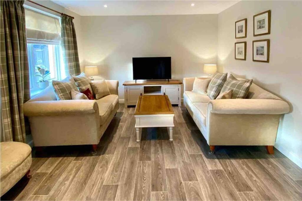 Beautiful 2 Bedroom, 2 Bathroom Flat With Parking. Питлохри Экстерьер фото